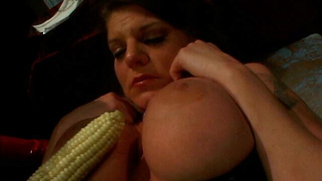 Weird lesbo Kayla Quinn uses a corn to polish the wet cunt on the couch