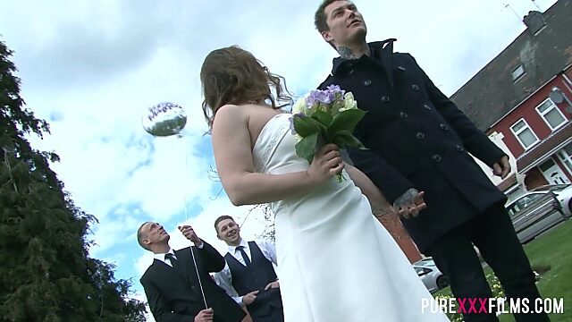Белым платьем шлюху не исправить и поэтому Ольга Кабаева уже на свадьбе ебётся с дружком жениха