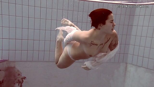 Девушка со смачной задницей Сара Бомбина устраивает стриптиз под водой