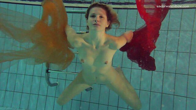 Худощавая пловчиха Настя устраивает стриптиз шоу под водой