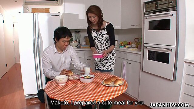 Японская домохозяйка Йошиока Нанако делает отличный минет своему суженному на завтрак