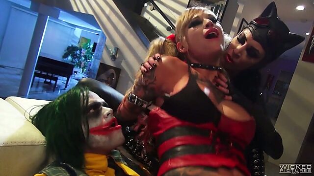 Whorish cosplay babes lick and fuck each others cunts