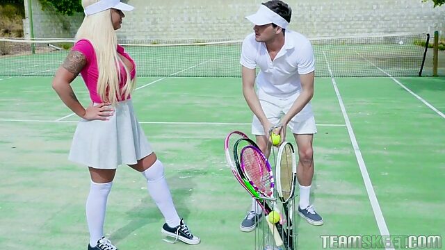 Теннисистка Брэнди Бэй радует соперника своей тугой анальной дырочкой