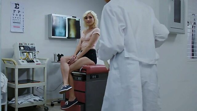 Сексуально озабоченная Дана Весполи ласкает киску своей пациентки