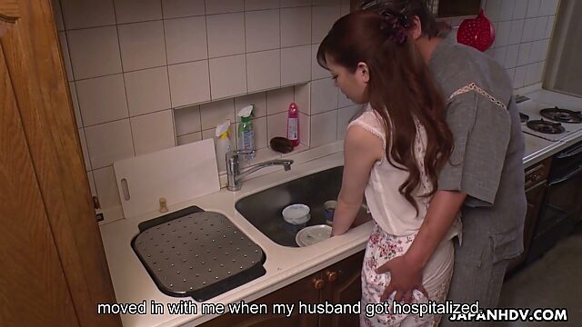Похотливый японец пристаёт к жёнушке своего брата Эми Сасаки на кухне