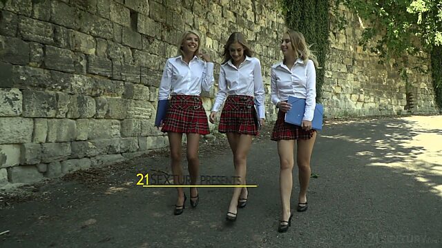 Три студентки прогуляли пары ради страстного лесбийского троечка
