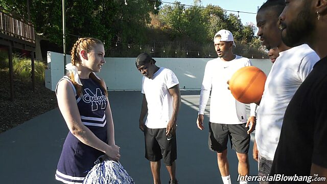 Пухленькая белая чирлидерша обслуживает баскетбольную команду темнокожих парней