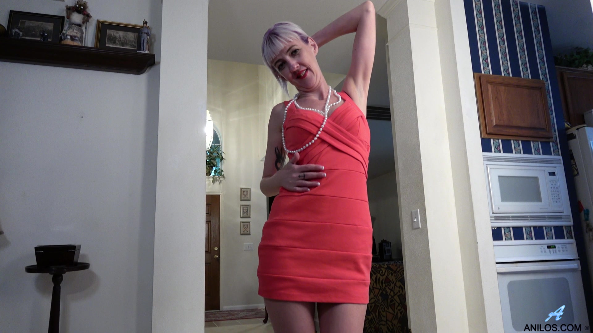 Ugly mature woman Sylvia S is playing with herself