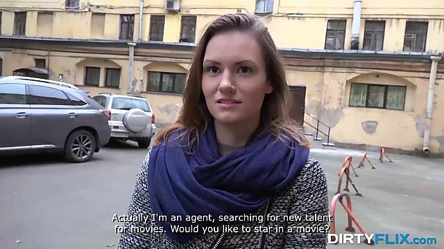 Старый ловелас списывает русскую студентку для порно фильма