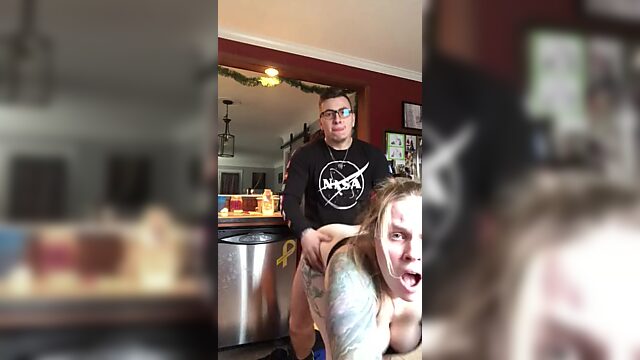 Fucked his tattooed girlfriend before the arrival of the guests.