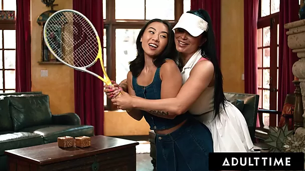 Romi Rain le enseña a Kimmy Kimm una lección lésbica