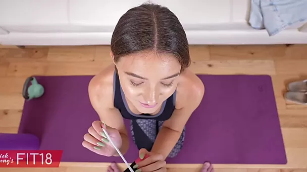 Подтянутая брюнетка Сисси Мур делает глубокие приседания перед инструктором по йоге Брайаном Омалли