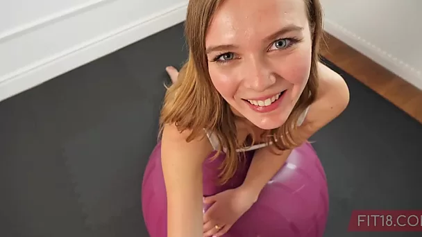 Подтянутая американская девушка-подросток демонстрирует свои навыки секса и фитнеса на порно-кастинге