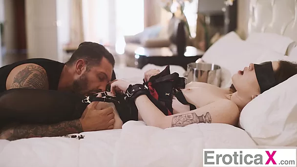 Послушная Эвелин Клэр позволяет своему мужчине Квинтону Джеймсу делать с ее киской все, что он захочет.