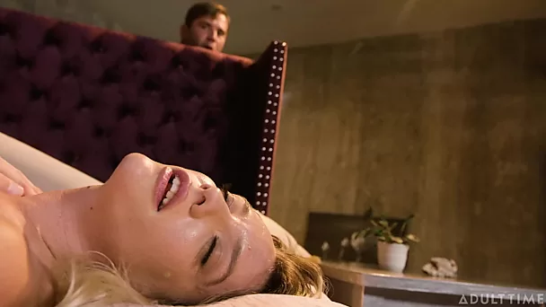 Блондинка широко раздвигает ноги для жарких пальчиковых экстазов в спальне