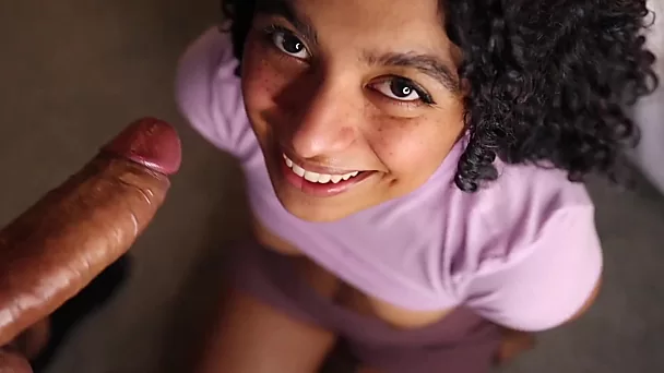 Die betrügende, lockige Latina will unbedingt den Schwanz des Freundes ihres Freundes – und zwar sofort.