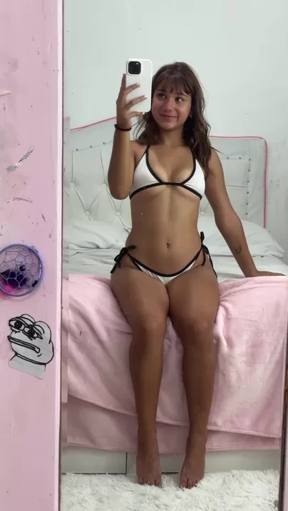 N'hésite pas à glisser ta tête entre ces cuisses, mais je ne peux pas te promettre de la récupérer.