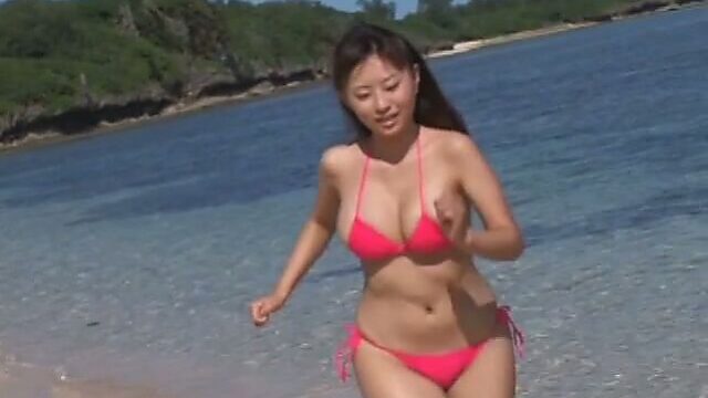 Full figured Japanese girlie Hitomi Kitamura runs over the beach side
