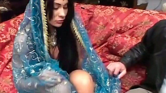 Bosomy Indian MILF in traditional clothes takes it up her asshole